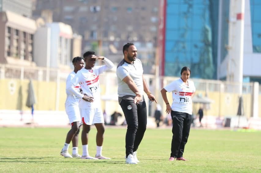 علي السعيد مدرب الكرة النسائية